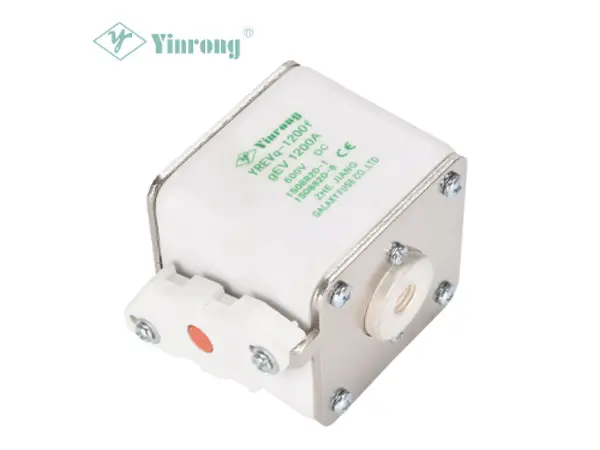 Каква е функцията на EV Automotive и EVSE Fuse?